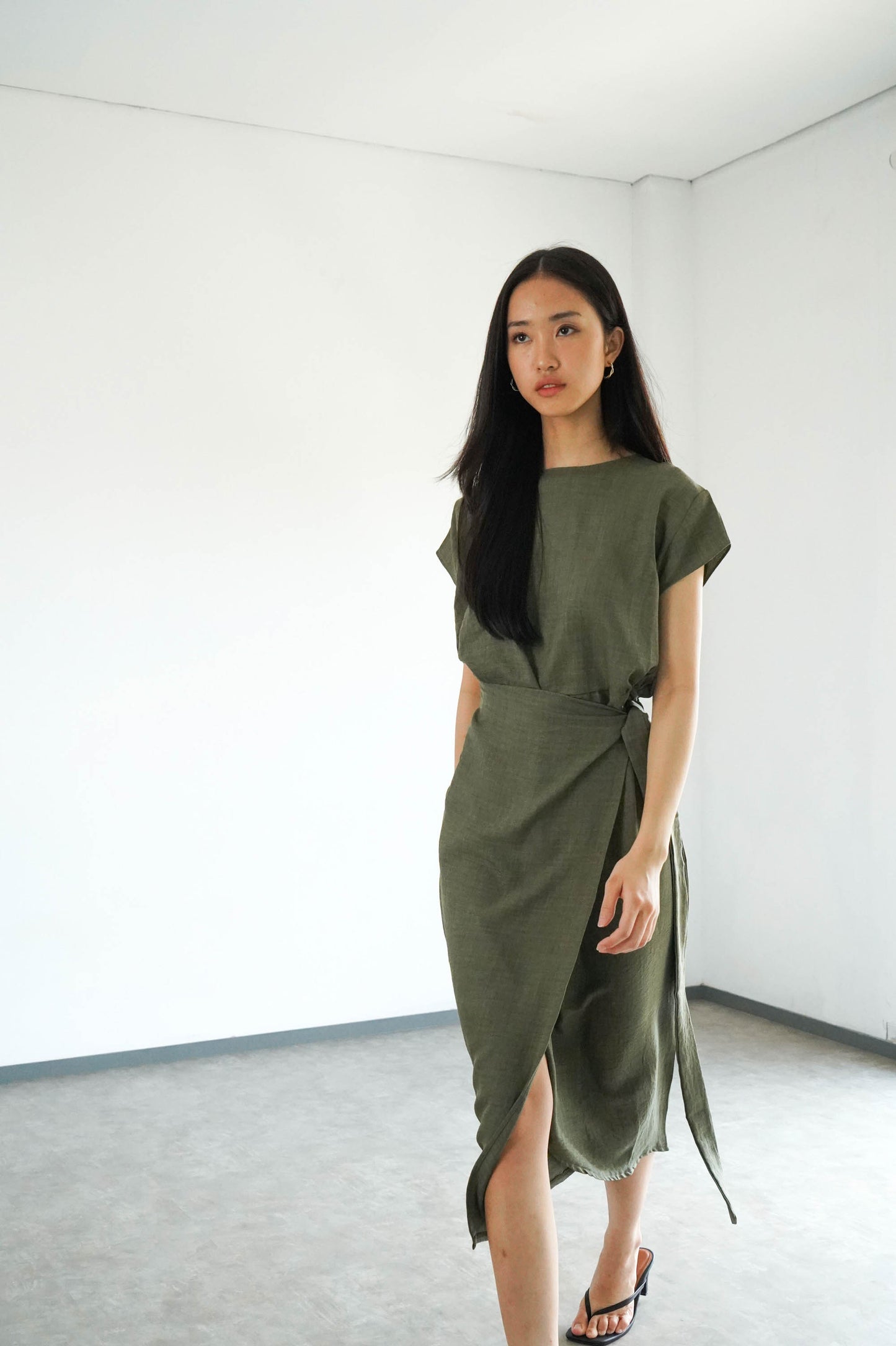 Akina Dress in Loose Linen - Moss Green
