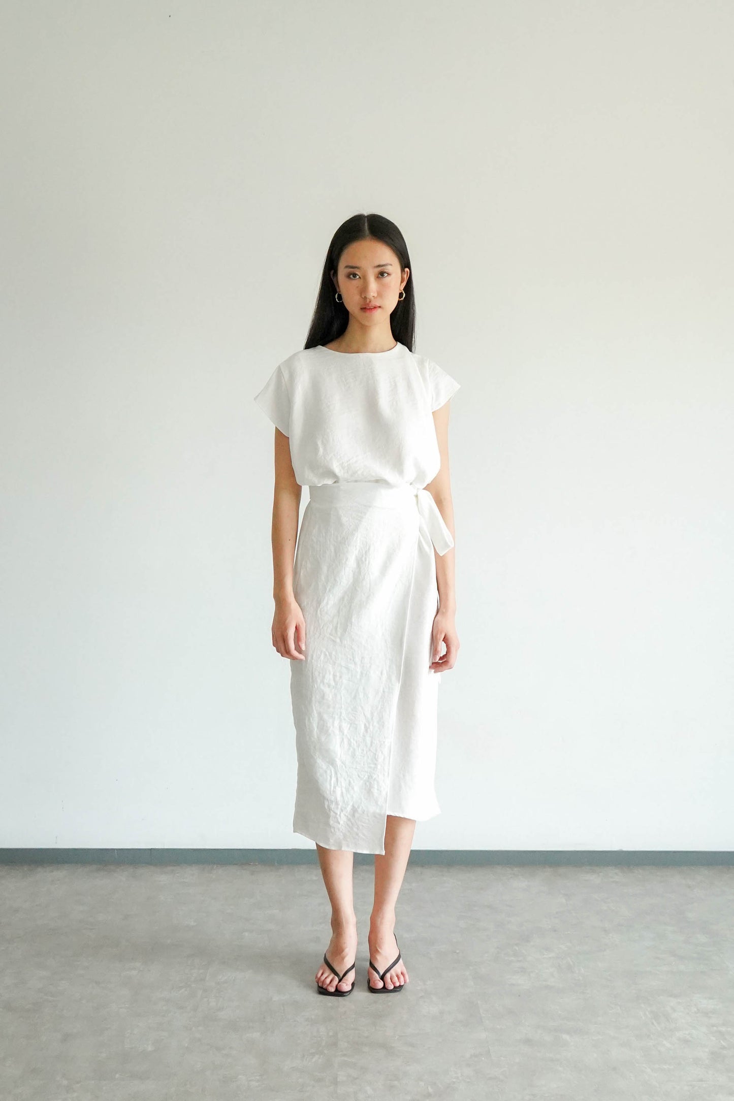 Akina Dress in Loose Linen - Broken White