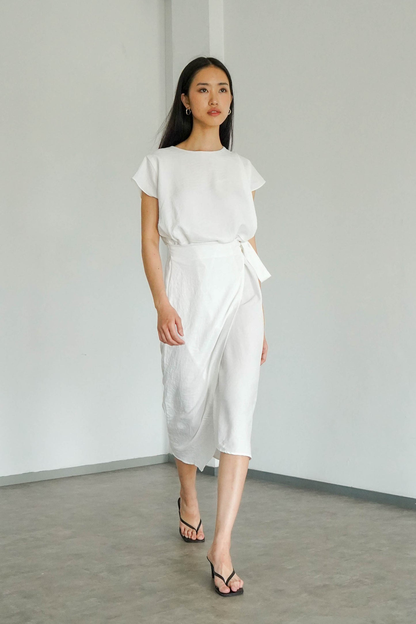 Akina Dress in Loose Linen - Broken White