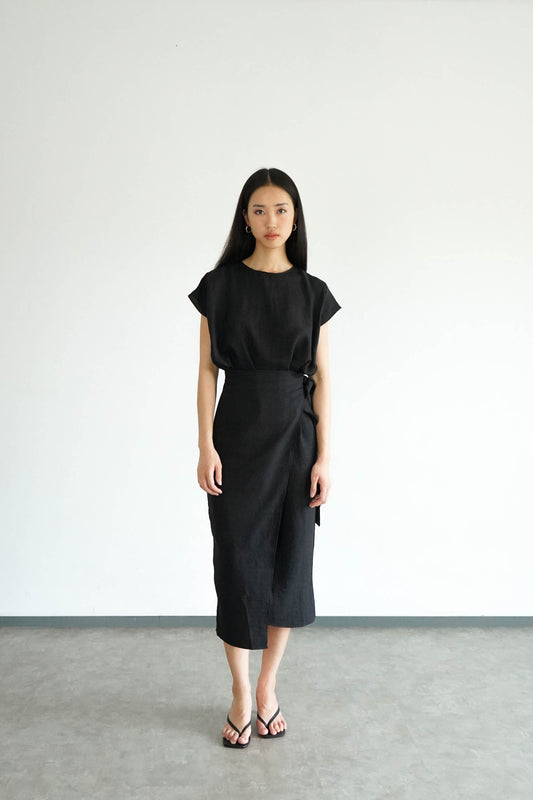 Akina Dress in Loose Linen - Black