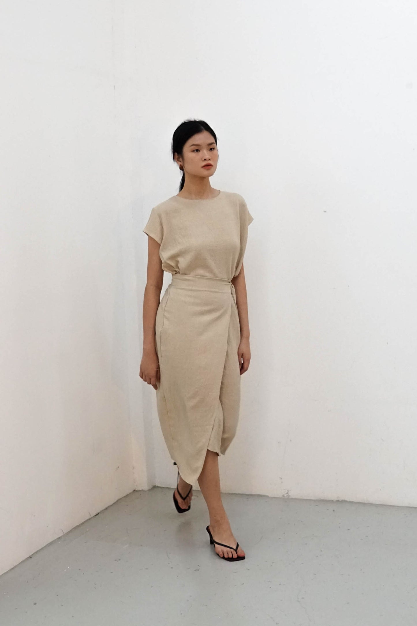 Akina Dress in Loose Linen - Cream